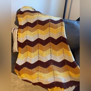 Hand crocheted groovy 70s blanket! 🕺🏼